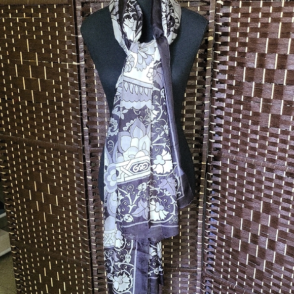 Elegant Black and White Patterned Shawl - Picture 6 of 8